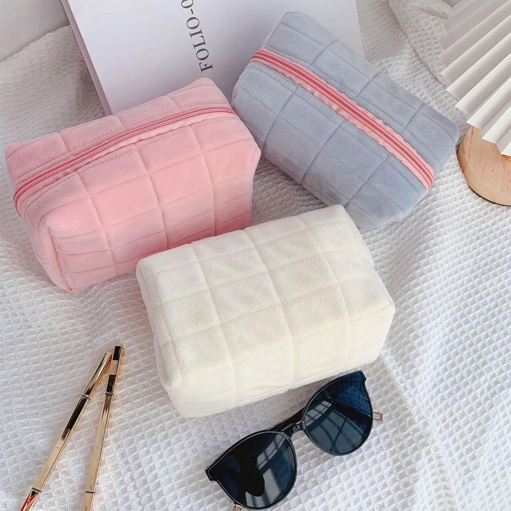 Travel Accessories Box - 女性用キュートなぬいぐるみメイクアップバッグ、ポータブルベルベットコスメポーチ、キルト加工の枕型トイレタリー収納バッグ、トラベルオーガナイザー