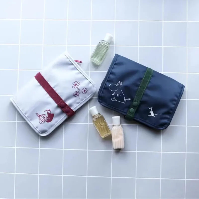 It Travel Accessories - かわいいアニメ「ムーミン」シリーズのクリエイティブなデザインが施された、キャラクター柄のトイレタリーバッグ。持ち運び可能で、吊り下げて使える折りたたみ式の旅行用収納バッグ。