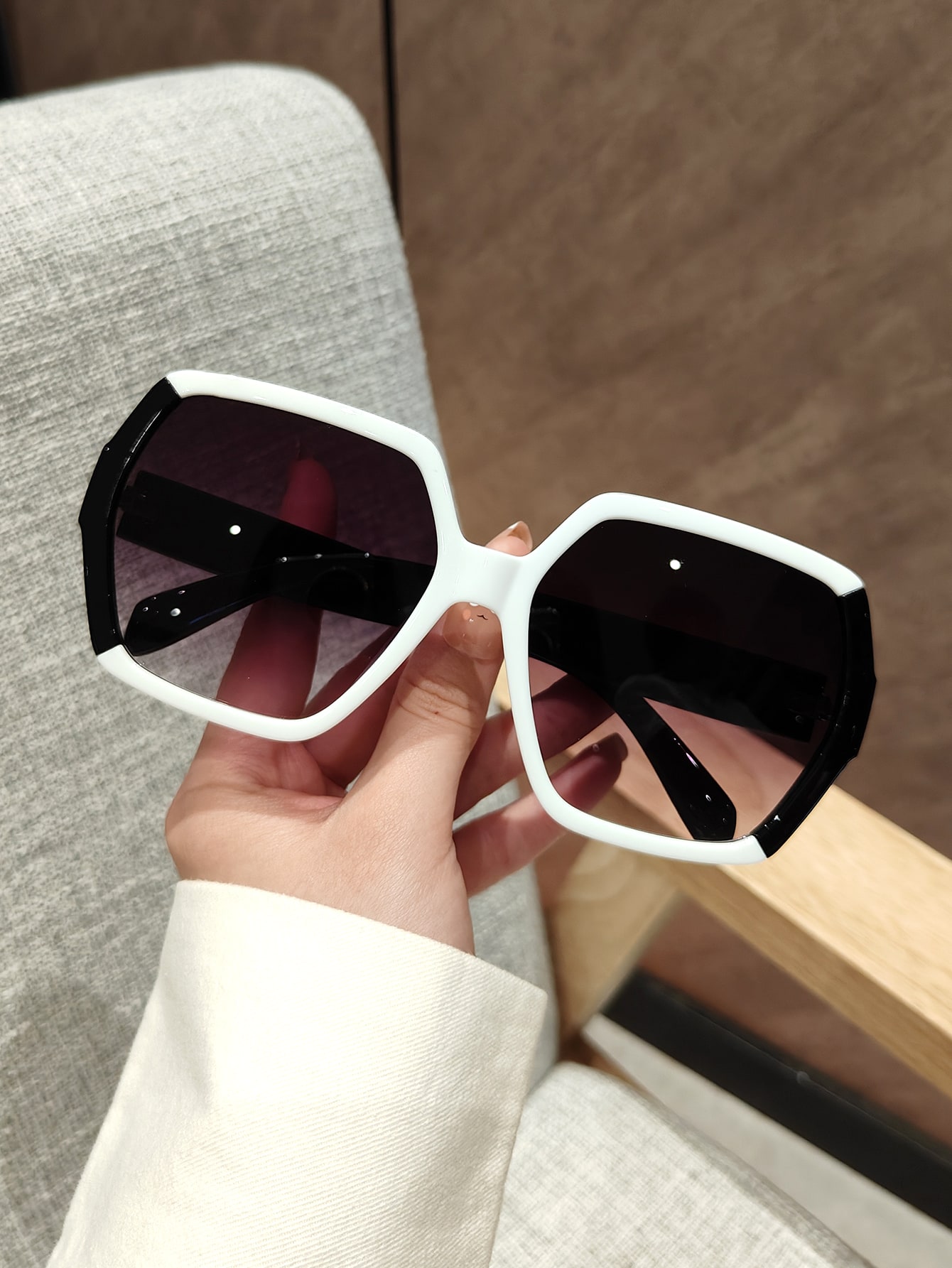 Travel Accessories For Women - 白と黒の幾何学模様が施されたレディース用メガネ。レトロなデザインで、ファッションアイテムとして、また、ビーチでのアクセサリー、秋/冬のコーディネート、ビジネスシーン、ギフト、旅行など、様々なシーンで活用できます。
