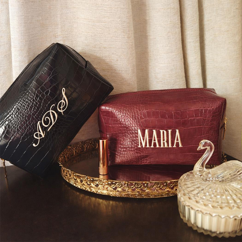 Travel Accessories Gift Ideas - 刺繍入りクロコダイル風メイクアップバッグ、名入れ対応ビーガンコスメポーチ、高級トラベルアクセサリー、彼女へのギフト、ブライズメイドプレゼントのアイデア