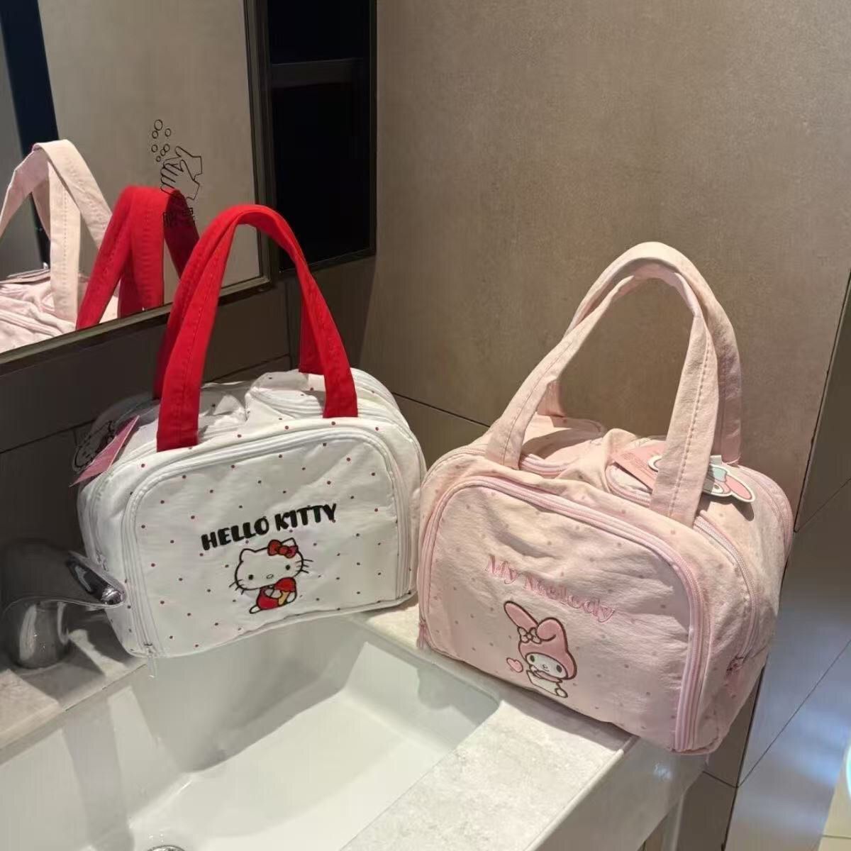 かわいいアニメ柄メイクアップバッグ、漫画風大容量ポータブル洗 - Travel Accessories Needed のレビューと価格